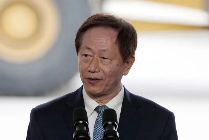 当地时间2022年12月6日，美国亚利桑那州，台积电董事长刘德音在凤凰城的新工厂发表讲话/图源：视觉中国