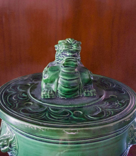 甪端 塑于香炉之上