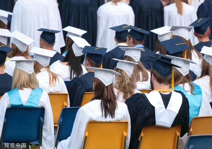 拥有一份大学学历仍是重要的/图源：视觉中国