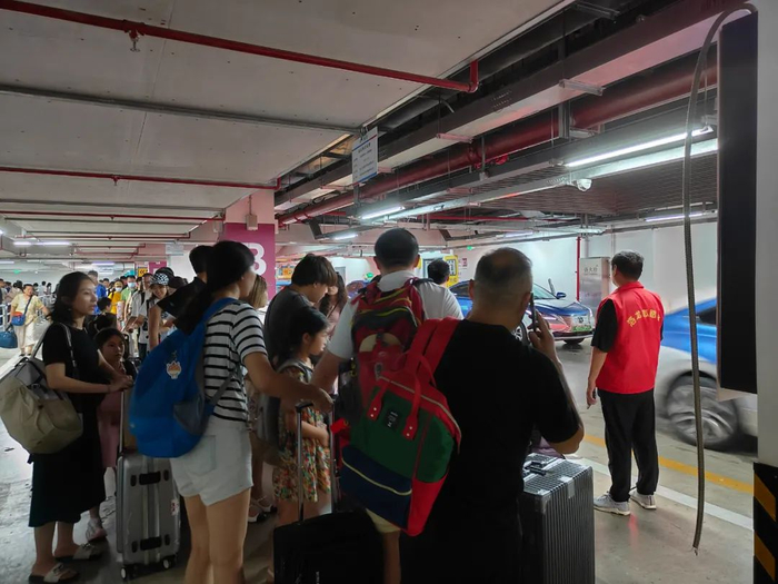 △现场有志愿者疏导旅客乘车