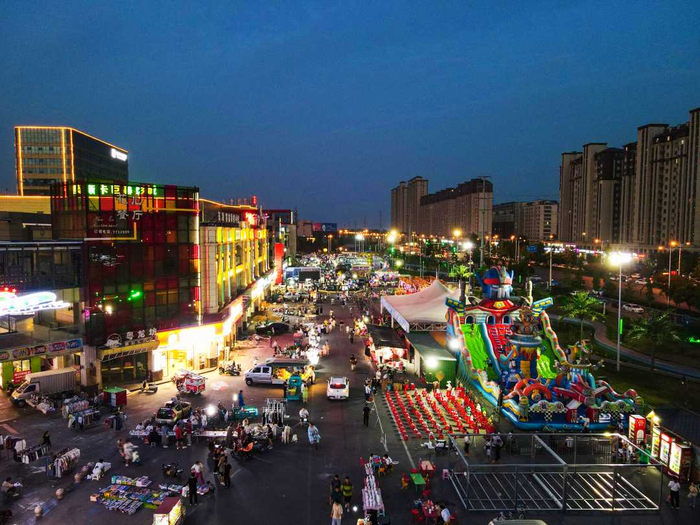 万洋商圈内人头攒动，热闹非凡 。尹明晓摄