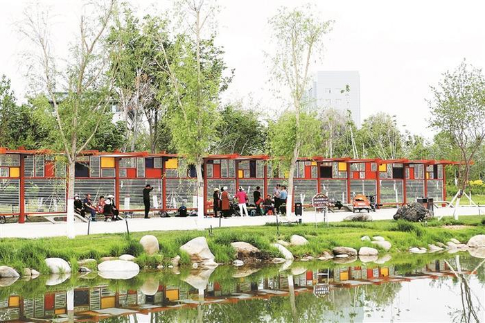     市民在双河市滨河公园休闲娱乐（资料图片）。雷蕾  摄