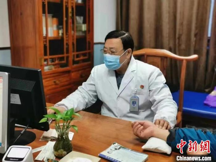 坐诊中的陈金龙。桐庐县中医院供图