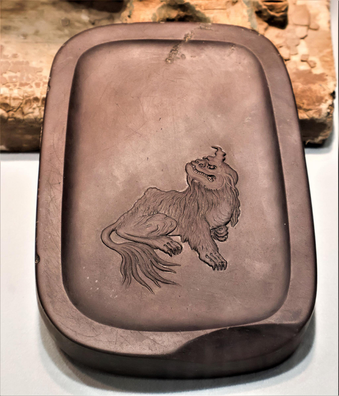 雕有麒麟形象的砚台