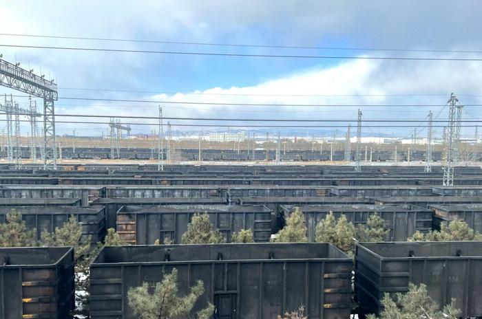 在大同湖东站的运煤专列。新华社记者 张磊 摄