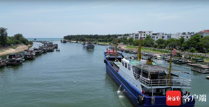 渔船从琼海潭门港启航驶向远海捕捞。记者苏桂除摄
