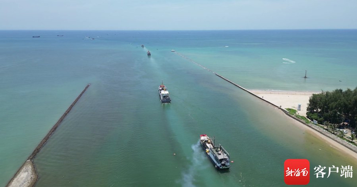  渔船从琼海潭门港启航驶向远海捕捞。记者苏桂除摄