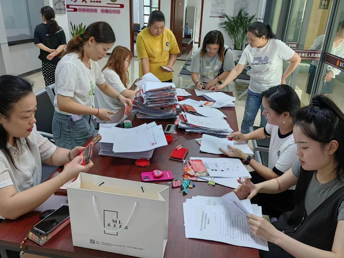 消费者与火锅店签订退款协议。谭丽/摄