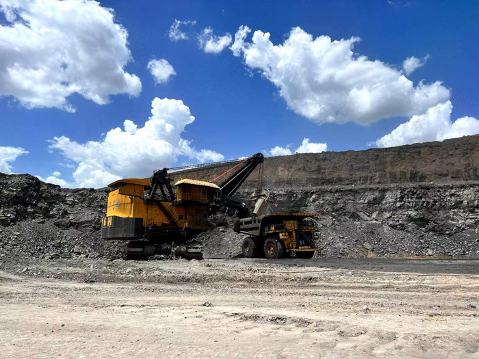 中煤平朔集团东露天矿内，电铲和卡车正在进行采装作业。新华社记者 张磊 摄