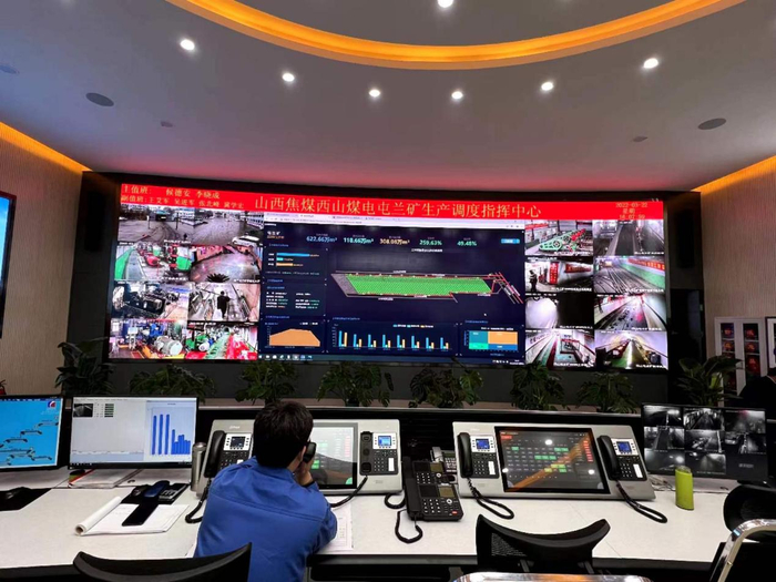 山西焦煤西山煤电屯兰矿的生产调度中心工作人员正在远程操控设备。新华社记者 张磊 摄