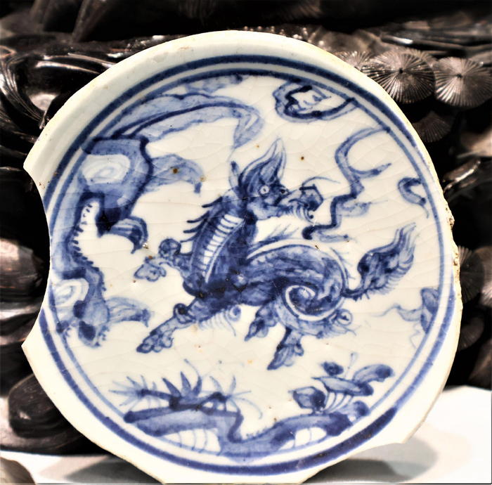 古代瓷片上的麒麟图案