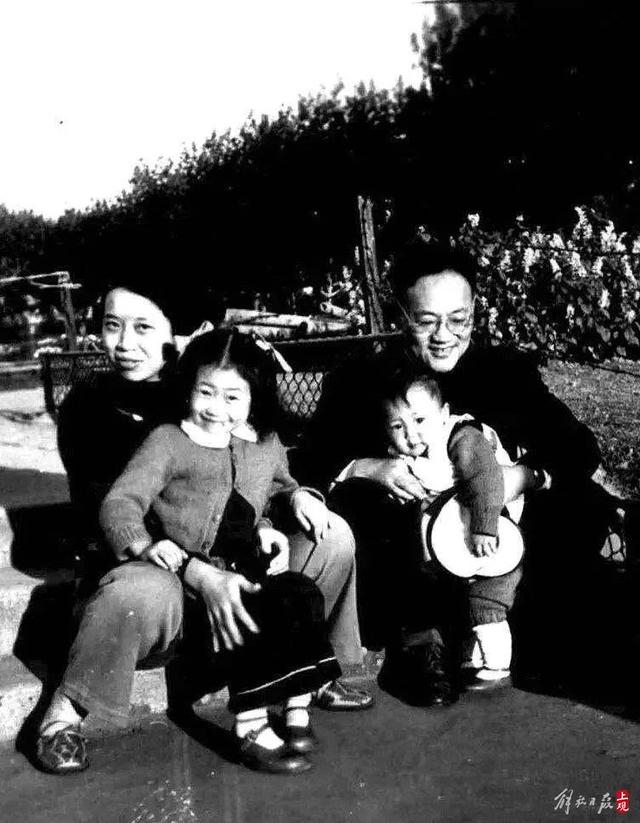 1951年，巴金全家于复兴公园合影（老照片来源：复兴公园）