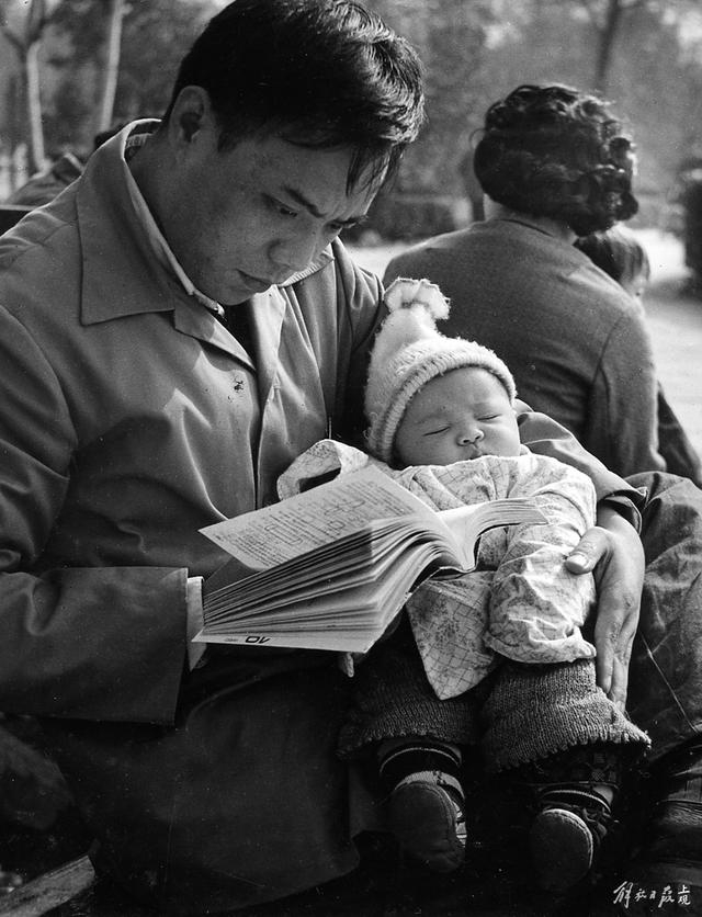 年轻的父亲在复兴公园读书（薛宝其摄）