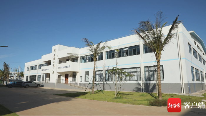 　　生态红线内清退的养殖户在产业园政府提供的安置地上盖起了养殖车间。记者 郑光平 摄