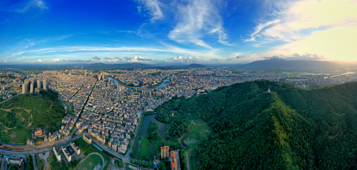 △生活在“蓝值”爆表的江门，抬头即见美丽的蓝天白云。江门日报记者 郭永乐 摄