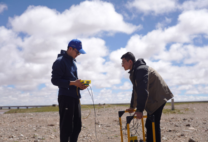 科考队员董士琦（左）和范越在长江北源楚玛尔河附近进行地质雷达探测（7月29日摄）。新华社记者 陈杰 摄