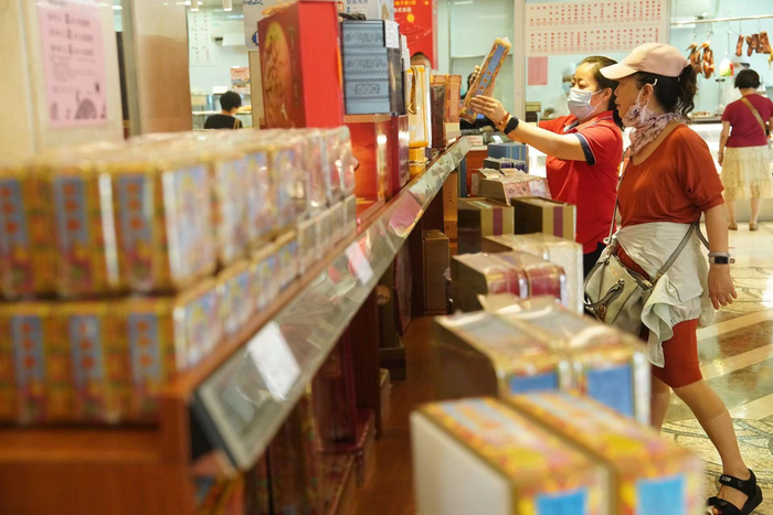 市民选购月饼。劳动报记者贡俊祺 摄影