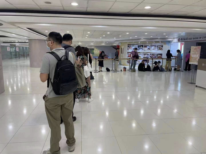 早上七点半的中银香港中港城分行，受访者提供