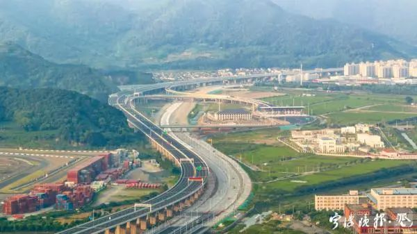 象山湾疏港高速通车在即，港区和城市融为一体。