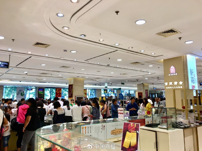 北京菜市口百货推出七夕促销活动。（中国商报记者 马文博/摄）