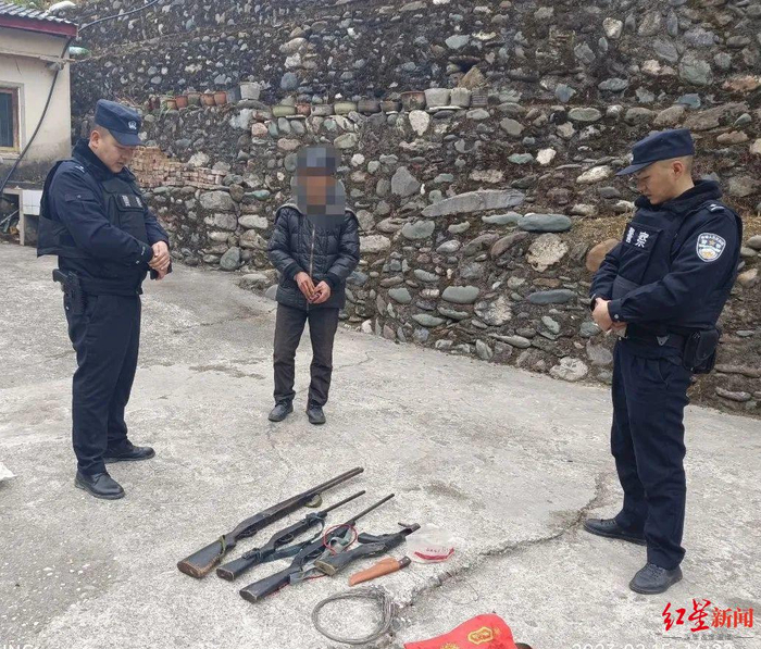 ▲民警查获的涉案枪支