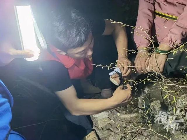 （图为刘金艺生前救援时，为被困者包扎伤口）