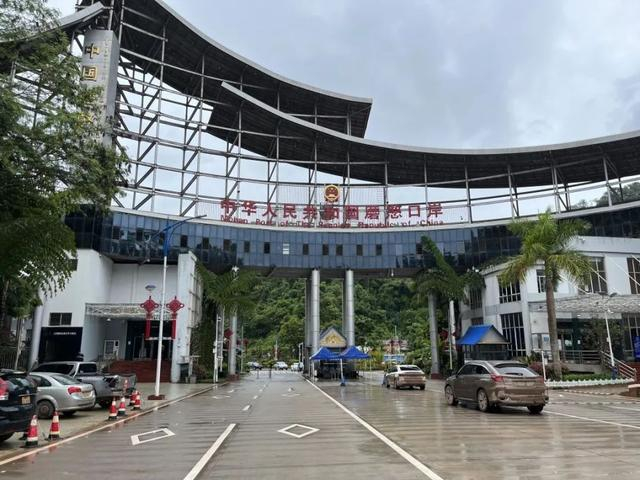 西双版纳州磨憨口岸，中老铁路开通后，众多旅客从这里出境前往东南亚。本文图片除受访者提供外均为澎湃新闻记者 毛名 摄