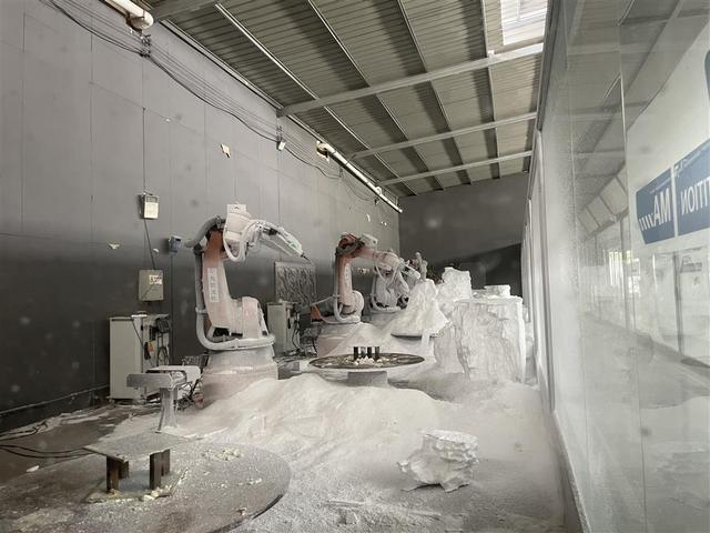 机械臂正在对泡沫材料进行雕刻。于量 摄