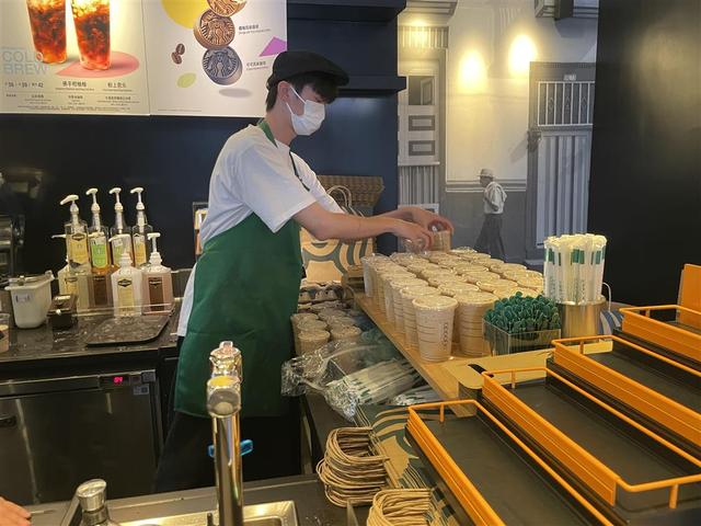 横店忙碌的星巴克门店。于量 摄