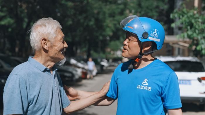 达达快送骑手丰全明在社区内帮助老年用户。