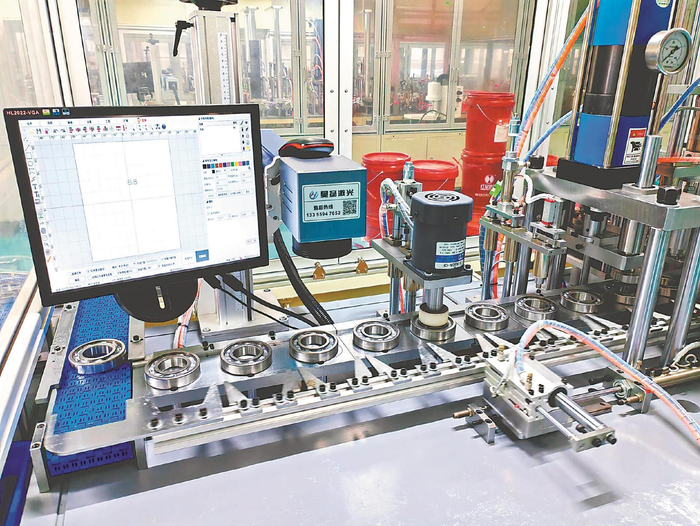 轴承成品走下流水线。本报记者 何雪峰 摄
