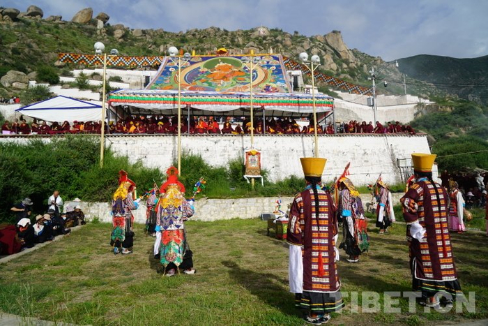 图为哲蚌寺藏戏表演摄影：赵振宇