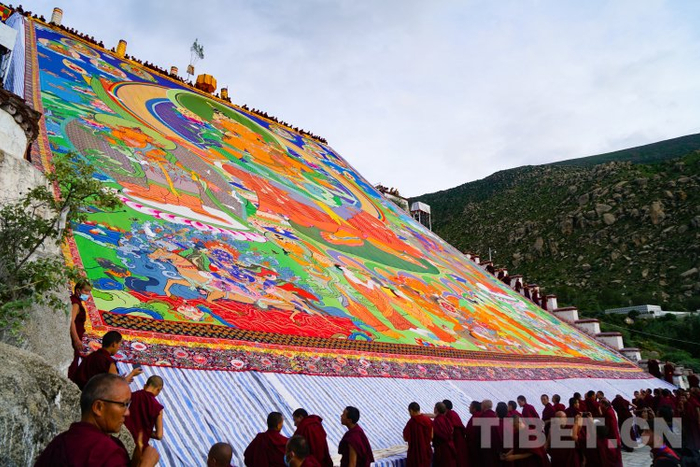 图为拉萨哲蚌寺展出的巨幅强巴佛唐卡摄影：赵振宇