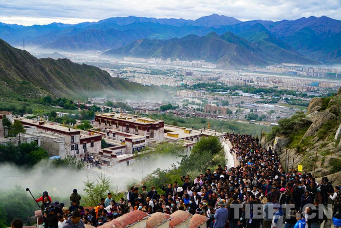 图为雪顿节吸引了络绎不断、延绵数公里的人流摄影：赵振宇