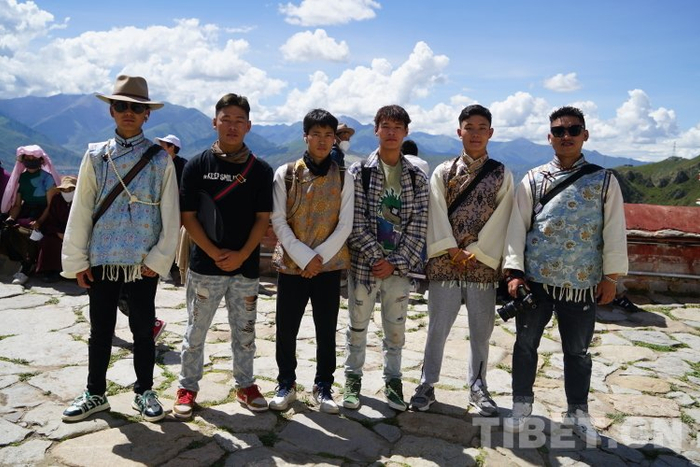 图为来自四川阿坝黑水的藏族游客摄影：赵振宇