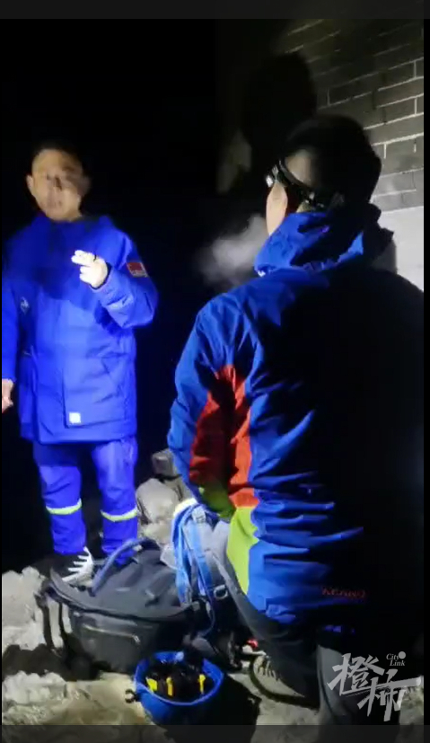 （队友拍下的刘金艺参加救援行动视频截图，左为刘金艺）