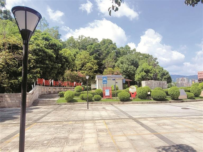 ▲除入口处两盏路灯外，浪口社区公园里目前再无其他路灯。