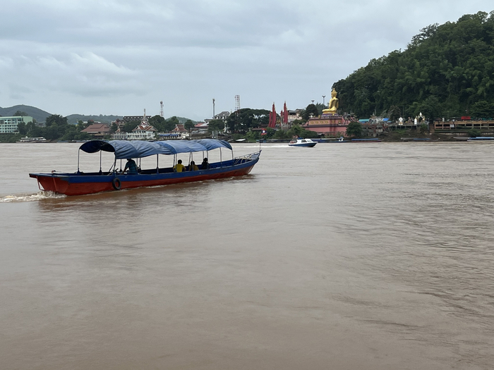 湄公河上载客的船只，泰国的船只细长简陋，老挝的船只就像汽艇。