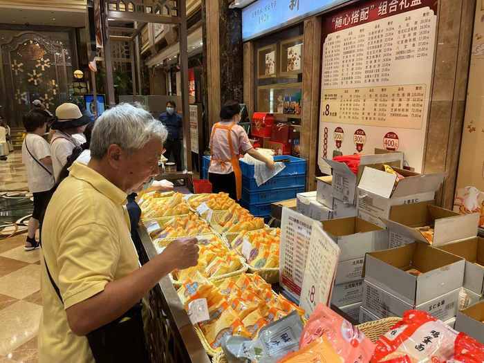 老字号月饼热销。劳动报记者贡俊祺 摄影