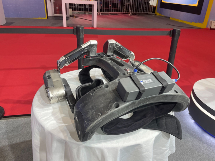 《流浪地球2》战损版外骨骼机器人