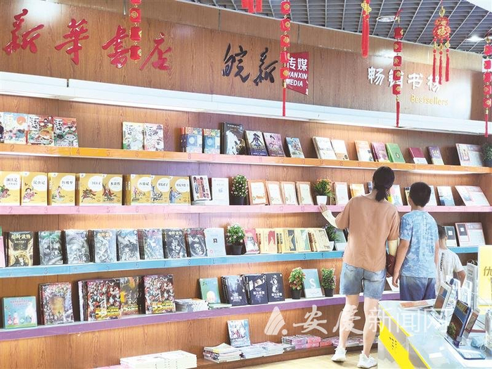 家长带着孩子正在选书。