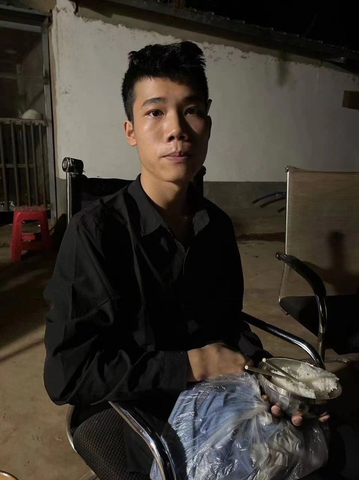 来自广西的韦银一，被高薪招工骗至果敢电诈园区，5月27日凌晨逃出来又被抓回去时拍摄的照片。受访者提供