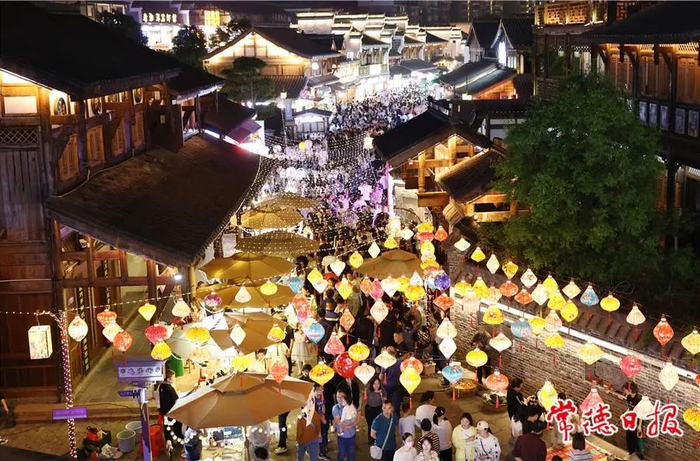 位于柳叶湖旅游度假区七里桥社区的常德河街人气很旺。潘敬林 摄