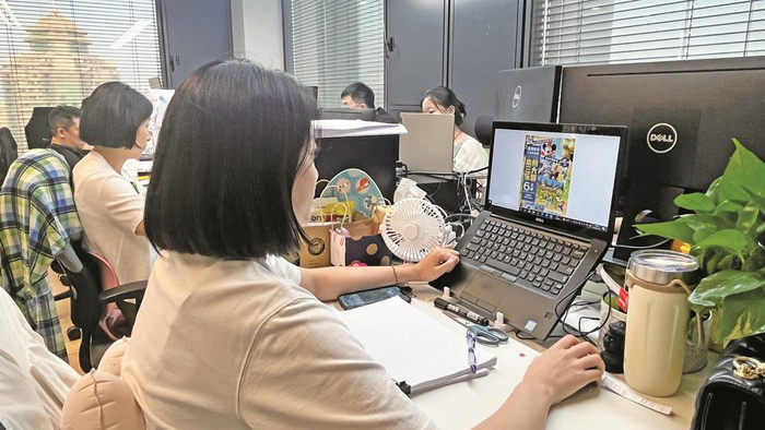     中青旅遨游旅行相关工作人员加班研发出境游产品 企业 供图