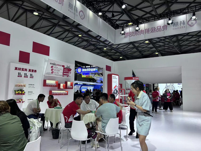扬州“食品级鲜肉”宠物食品亮相上海宠物展。 孙炎 摄