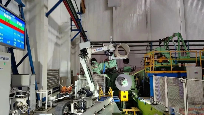 图为鞍钢全自动彩涂生产线