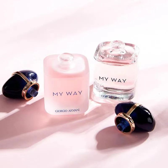 7ml的小样也很便于携带，放在包包里可以随时拿出来补香！