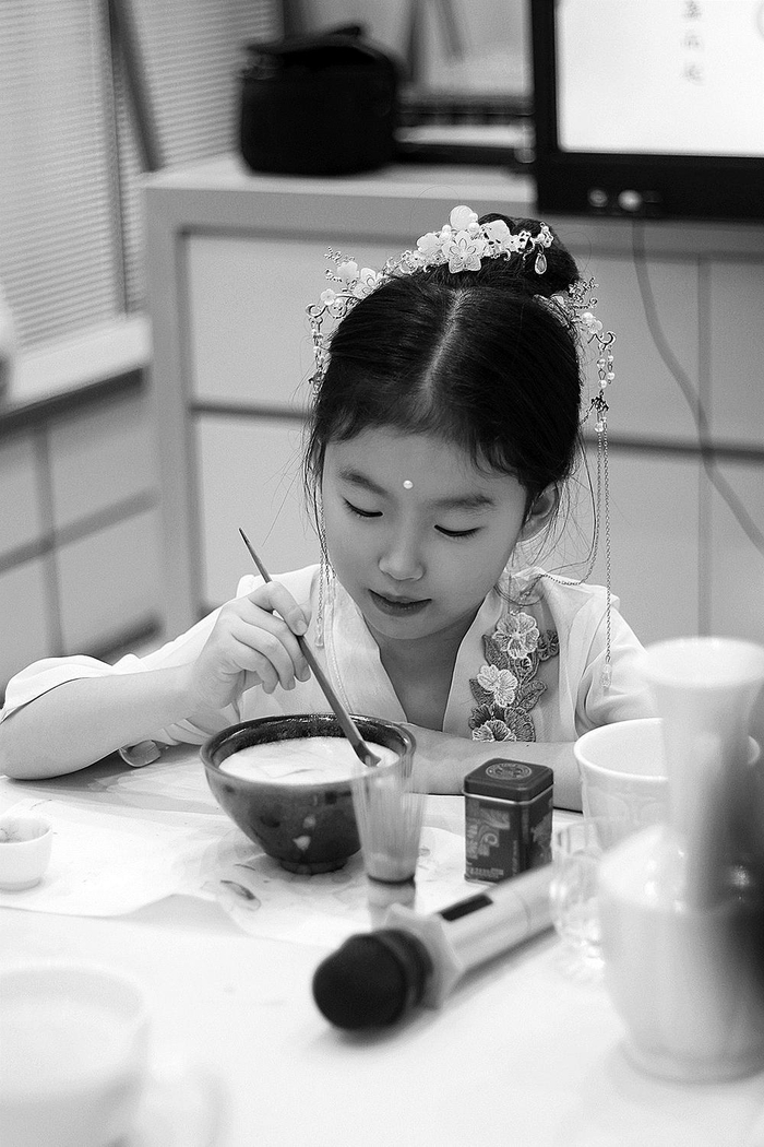     青少年现场体验点茶，感受宋韵美学魅力。青藤茶馆供图