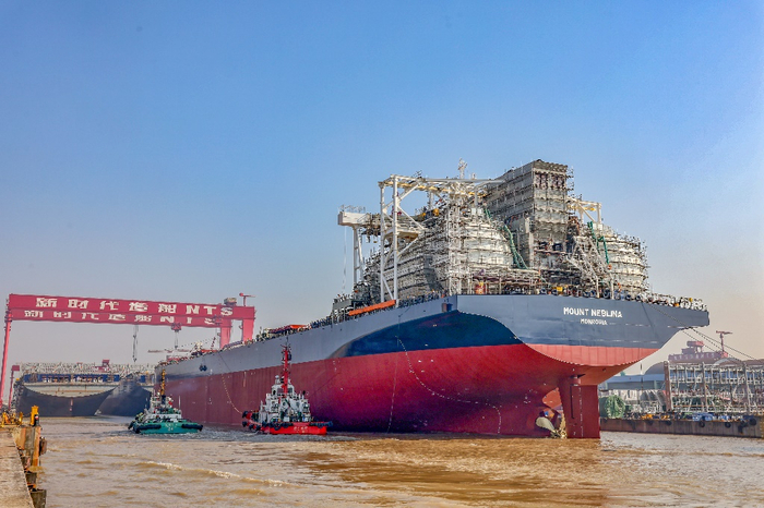 △图为新时代造船21万吨双燃料散货轮出坞现场。