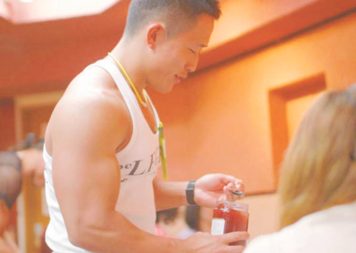     猛男服务员为顾客开瓶盖